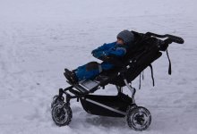 Астанчанин помог маме с коляской и стал звездой соцсетей (ВИДЕО)