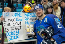 Фанатка "Барыса" получила клюшку от любимого игрока (ВИДЕО)