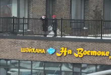 Дети бросали снег с высоты на людей в центре Астаны