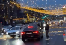 Новогодние украшения перегородили дорогу в Шымкенте (ВИДЕО)