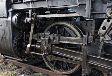 Автомобиль столкнулся с тепловозом: водитель получила травму