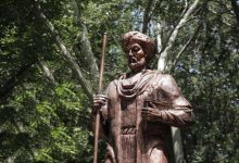 Мужчина справил нужду у памятника Навои в Оше