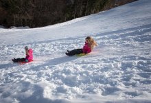 Житель Кокшетау второй год подряд строит зимнюю горку для всех детей района
