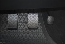 Водитель перепутал педали и снес автобусную остановку в Астане (ВИДЕО)