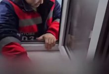 Герои в белых халатах: врачи взобрались в окно ради спасения казахстанки (ВИДЕО)