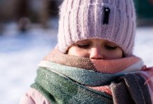 Четырехлетний ребенок шел один вдоль проезжей части в Акмолинской области (ВИДЕО)