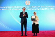 Госсоветник от имени президента вручил орден "Отан" родственникам Бауыржана Момышулы