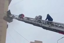 Пожарные эвакуировали семерых детей из задымленной пятиэтажки в Талдыкоргане