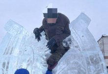 Мужчина застрял на ледяном коне