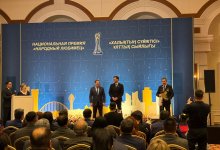 Унзила Шапак стала "Парламентарием года" на премии "Народный любимец"