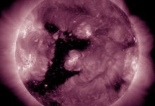 На Солнце сформировалась крупная корональная дыра необычной формы