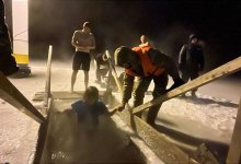 Вопреки морозам: почти тысяча человек искупалась в Крещенскую ночь на водоемах ВКО