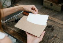 Канадка сделала бизнес на бумажных письмах в конвертах