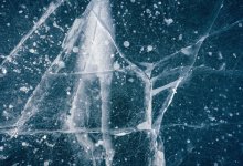 Мужчина "нежился" среди льдин в минус 40 в Усть-Каменогорске (ВИДЕО)