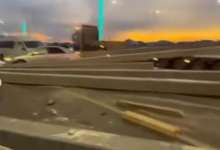 Бетонные опоры выпали с грузовика на трассе Атырау – Доссор (ВИДЕО)