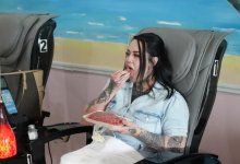 Женщина ест около килограмма сырого мяса в день