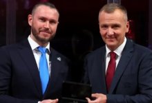 Тренер “Барыса” получил медаль от КХЛ