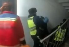 Пенсионерка ударила фельдшеров в Атырау (ВИДЕО)