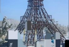 Мужчина упал с Эйфелевой башни и попал к врачам в России