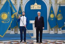 Токаев вручил Государственный флаг олимпийцам и паралимпийцам Казахстана