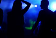 Младенец в кафе-баре с громкой музыкой возмутил посетителей