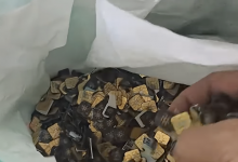 Блогер извлек 200 граммов золота из SIM-карт (ВИДЕО)