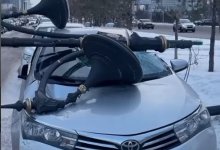 Опора освещения рухнула на припаркованный автомобиль в Астане (ВИДЕО)