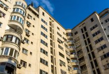 Женщина справила нужду в подъезде в Уральске