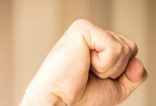 72-летняя женщина избила акмолинку вместе с 89-летней тетей