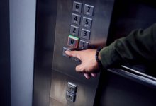 Лифт с пассажиркой внутри сорвался с 8-го этажа в Шымкенте