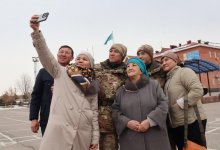 Матерей пустили в казармы: что увидели родители 4 тысяч казахстанских солдат