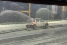 Автомобиль "повис" на отбойнике на Иртышском мосту (ВИДЕО)