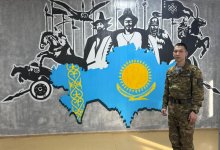 Военнослужащий создает картины о героях истории Казахстана