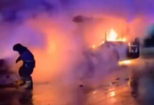 Огонь охватил автобус на шоссе Каркаралы в Астане