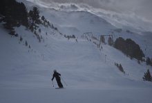 Девушка сорвалась в ущелье во время катания на лыжах в Кыргызстане
