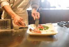 Мужчина угрожал "натравить" госорганы на владельцев ресторанов в Шымкенте