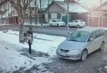 Мужчину с телевизором задержали в Алматы (ВИДЕО)