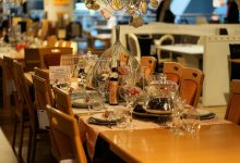 Неизвестные пришли на чужой той в Алматы и поели за их счет