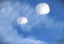 Первые прыжки выполнены: почти 200 срочников десантировались с парашютом