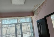 Крыша течет, стены в грибке: жители бьют тревогу из-за плесени в больнице Темиртау