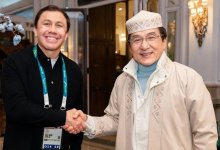 Джеки Чан в казахском чапане: встреча с Головкиным на Олимпиаде вызвала восторг