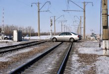 Водитель скрылся после выезда на железнодорожные пути в Казахстане