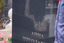 Женщина установила себе памятник на кладбище Бишкека при жизни