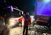 Туристический автобус застрял по дороге на "Медеу" в Алматы (ВИДЕО)