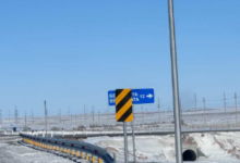 На трассе Балхаш – Караганда усилили крепления дорожных знаков после жалоб водителей