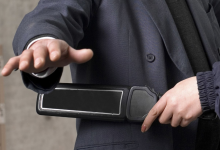 Женщина пришла в суд с клинком, спрятанным в трость