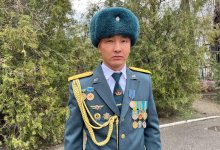 Военнослужащего наградили медалью за спасение людей при пожаре в Таразе