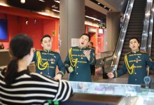 Песни и цветы в автобусах: мужской хор Нацгвардии устроил сюрприз женщинам Астаны