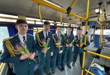 Военный оркестр выступил в общественном транспорте Усть-Каменогорска (ВИДЕО)