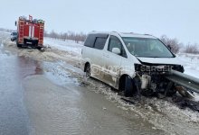 Дорожное ограждение насквозь прошило салон авто в результате ДТП в Актюбинской области